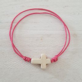 Pulsera cruz blanca y cordón rosa